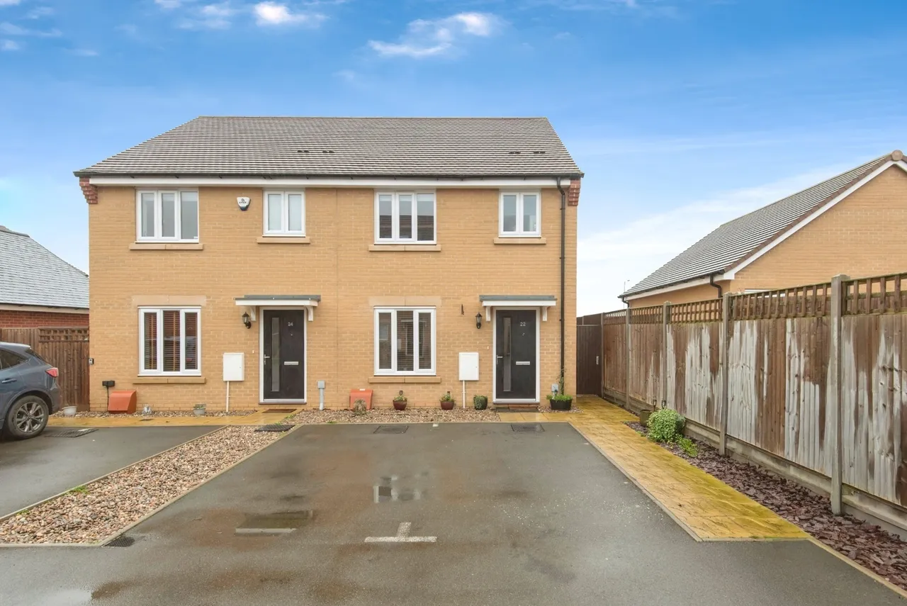 3 bed house for sale — Lynton Edge, Biggleswade, Bedfordshire, SG18