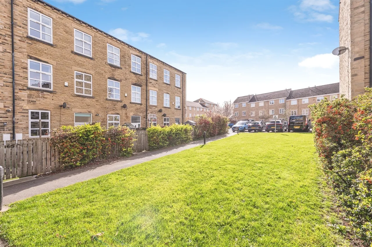 Brunswick Place, Heckmondwike, WF16, photo 12