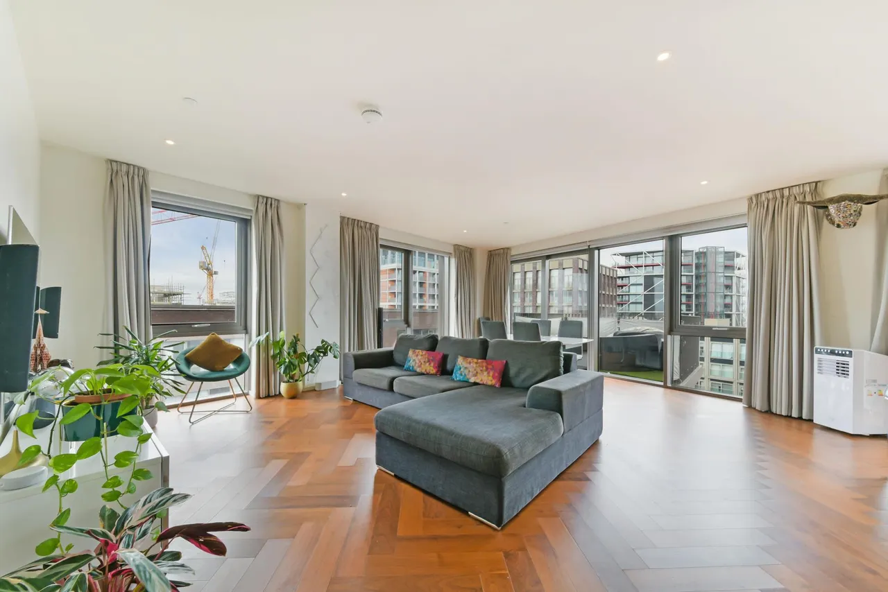3 bed flat for sale, New Union Square, SW11
