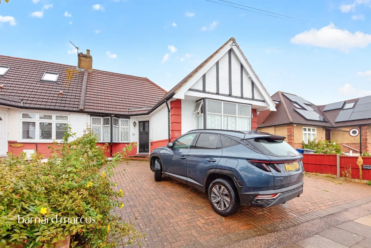 3 bed house for sale — Milton Avenue, Barnet