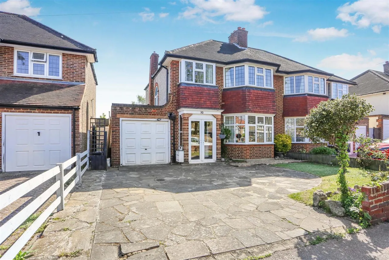 3 bed house for sale — Park Road, Cheam Village, SM3 8PY