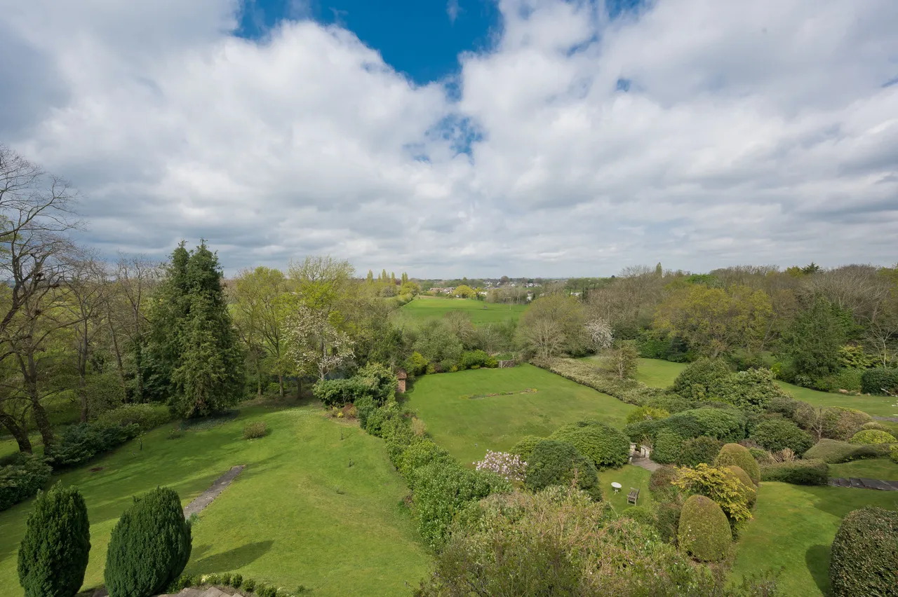 Oatlands Drive, Weybridge, KT13, photo 3