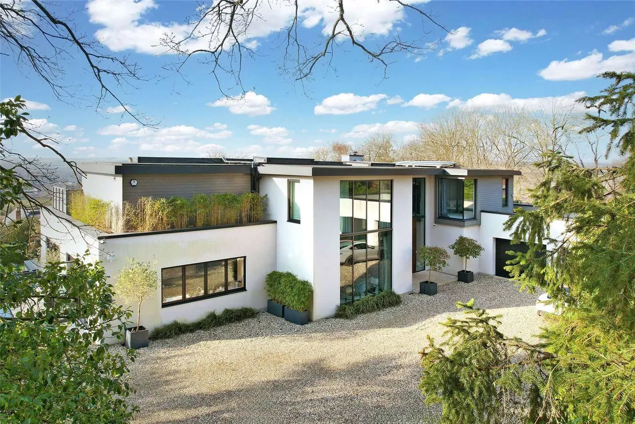 6 bed house to rent — Harvest Hill, Bourne End, Buckinghamshire, SL8 5JJ