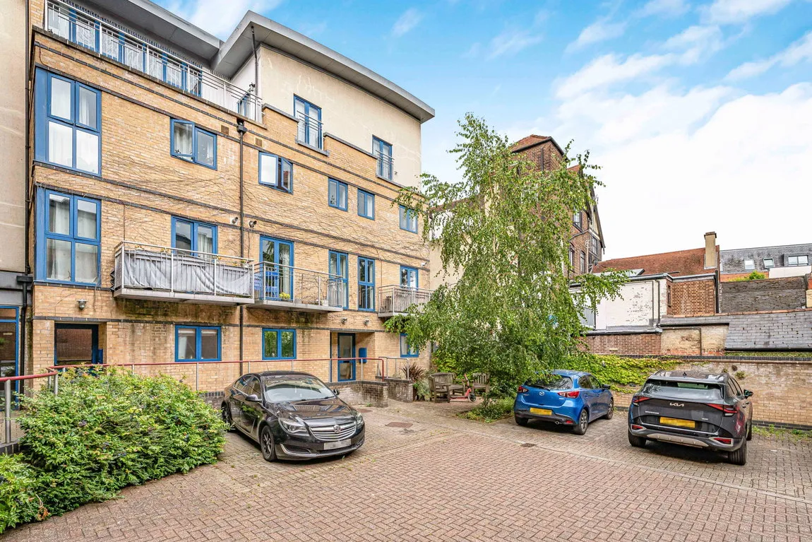 3 bed house for sale — Dovecot Road, High Wycombe, HP13 5HR