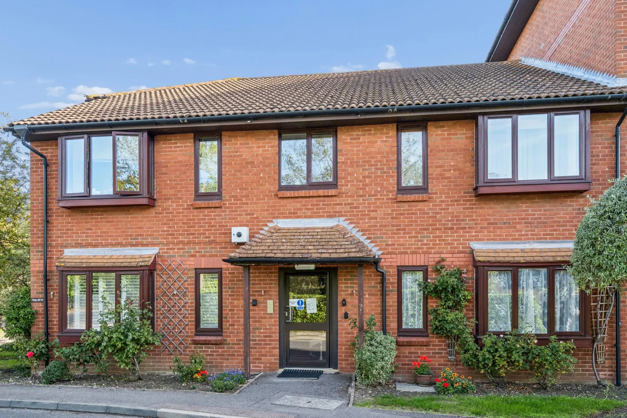 High Street, Bushey, WD23, photo 12