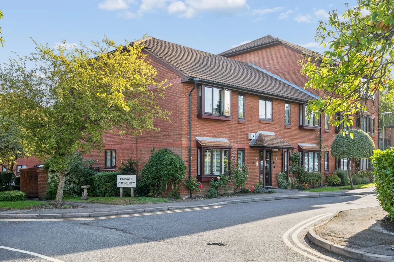 2 bed flat for sale, High Street, Bushey, WD23