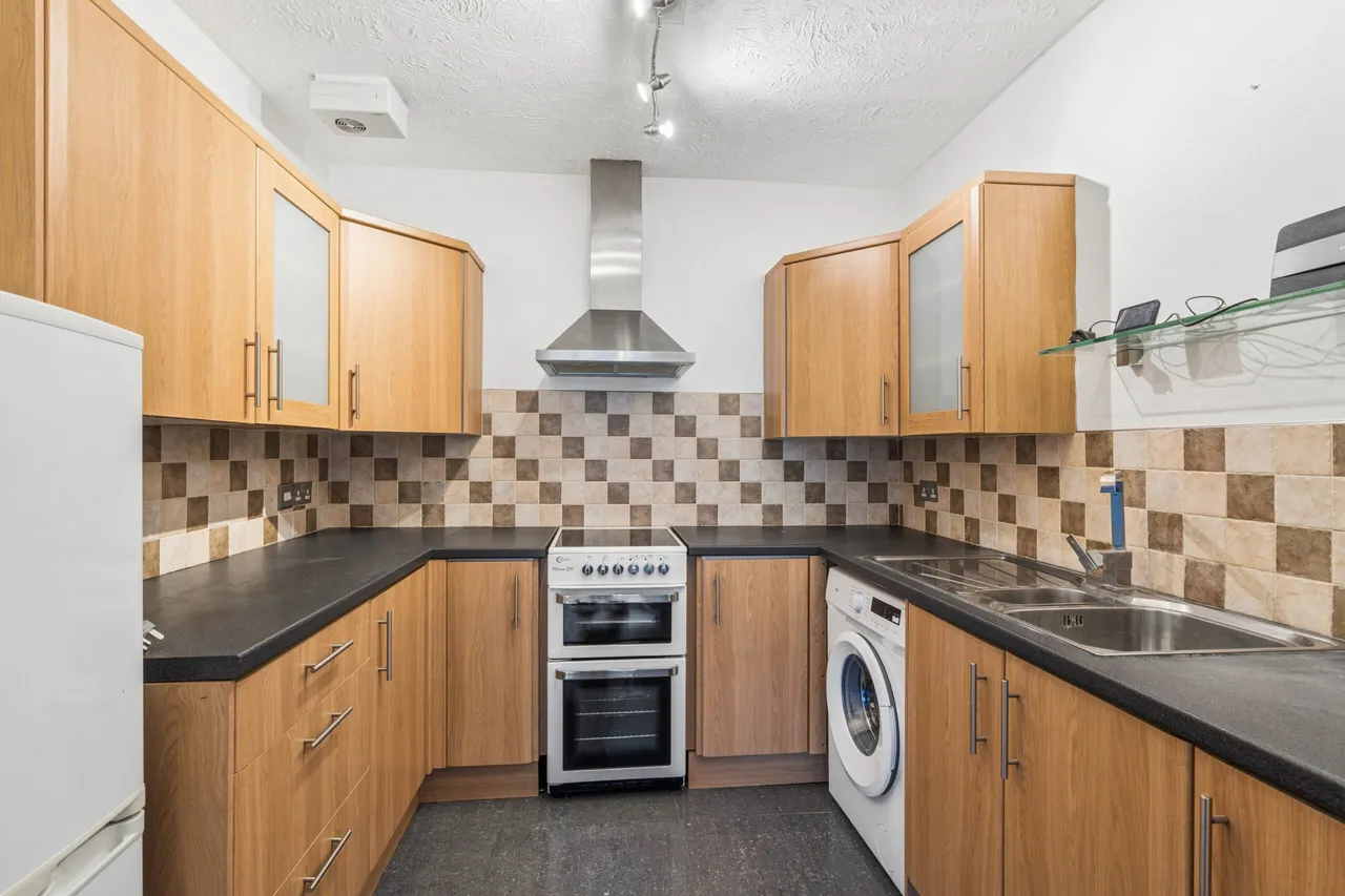 High Street, Bushey, WD23, photo 4