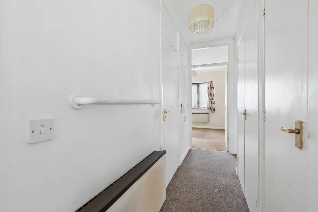 High Street, Bushey, WD23, photo 5