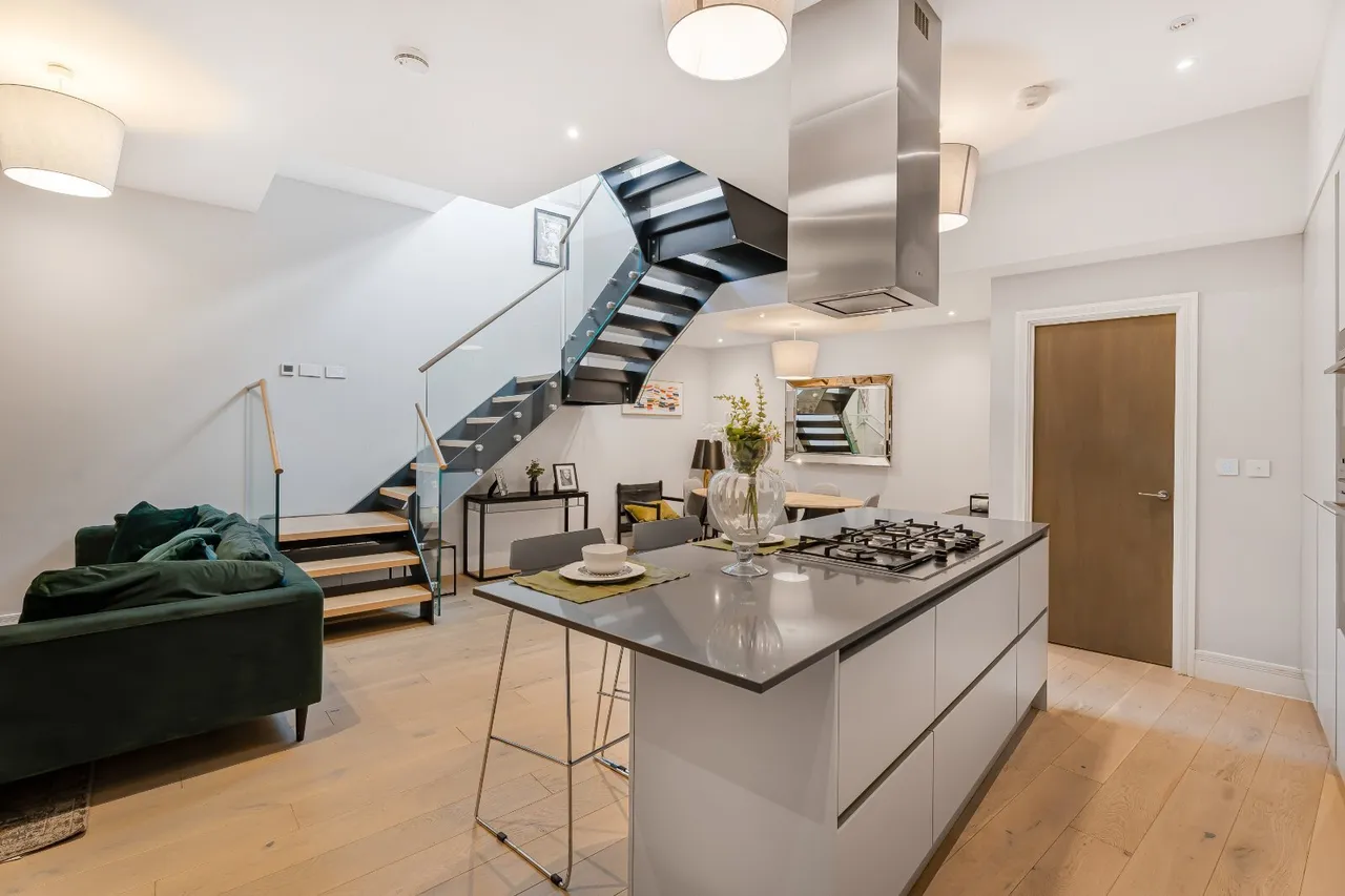 3 bed house for sale, Avery Walk, London, SW11