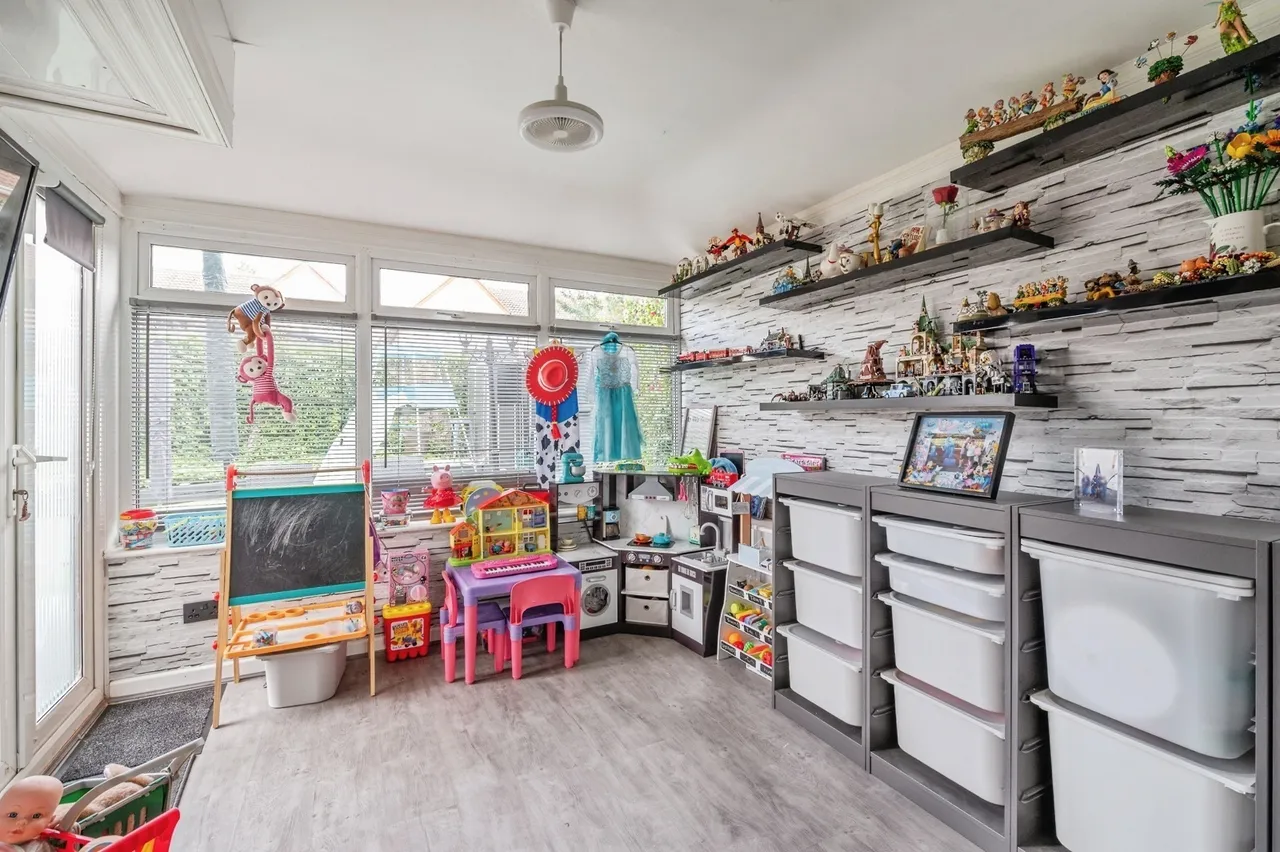 Douglas Close, GRAYS, Essex, RM16, photo 6