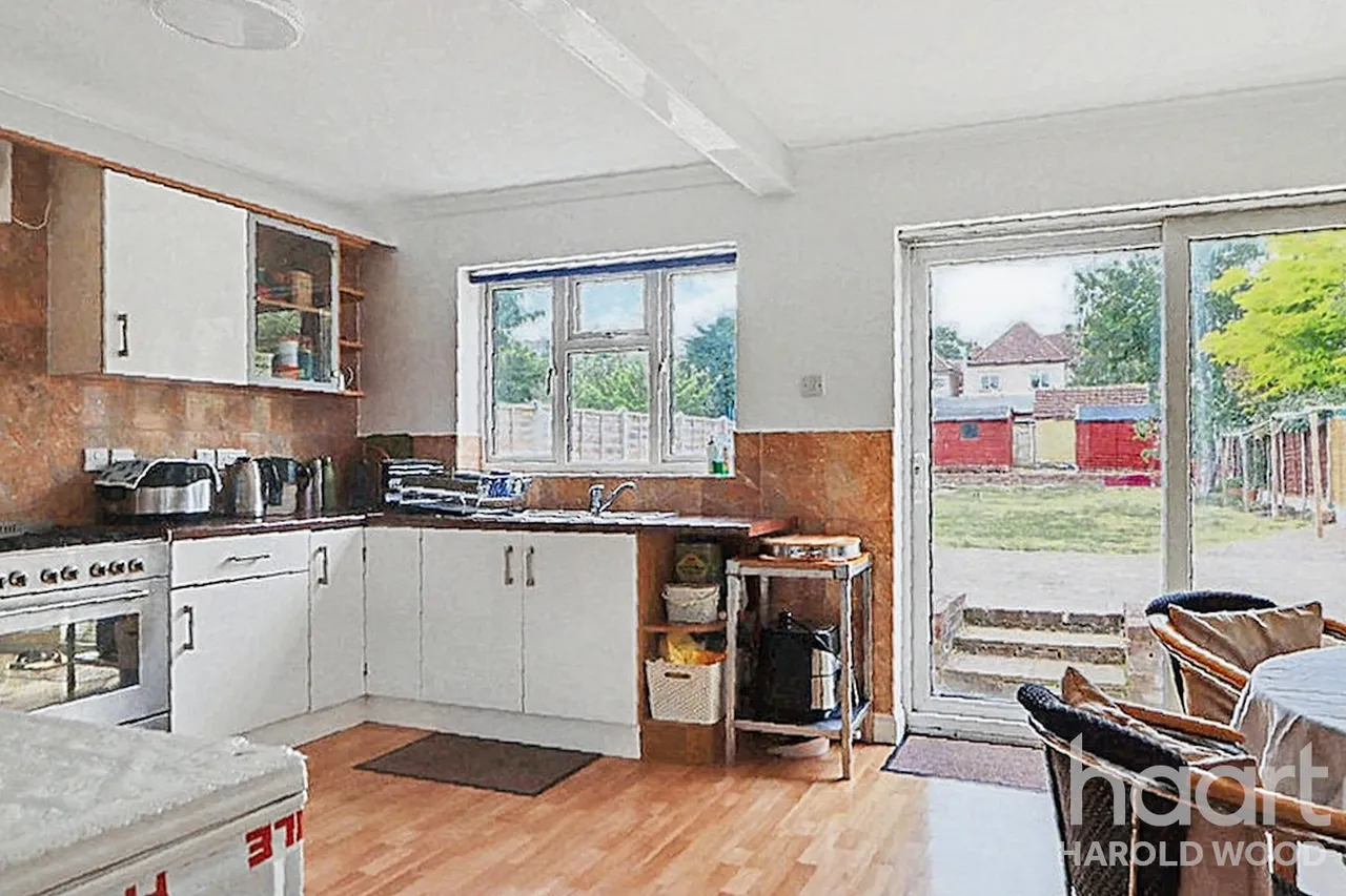 Avenue Road, Harold Wood, RM3, photo 2