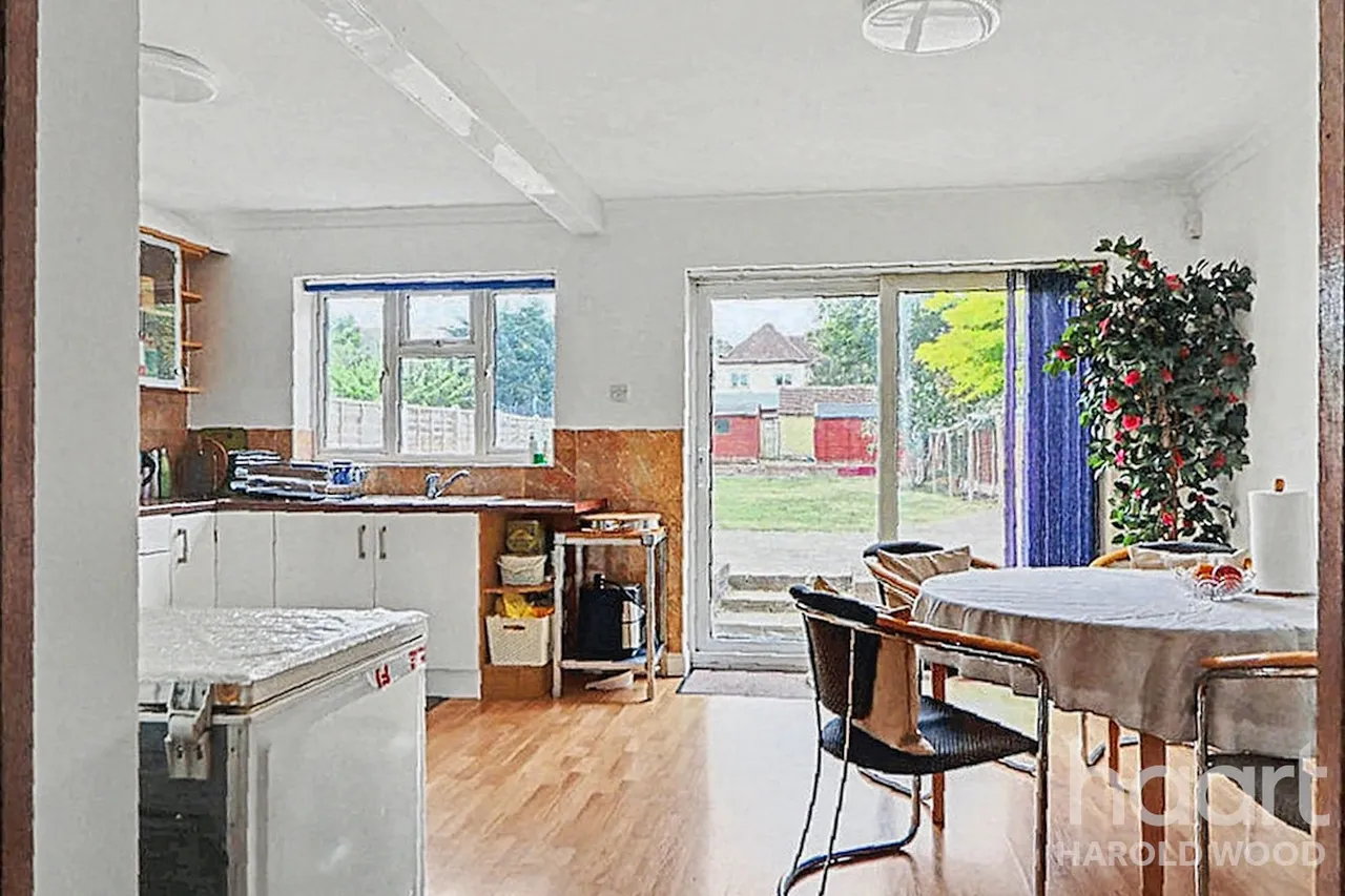 Avenue Road, Harold Wood, RM3, photo 6