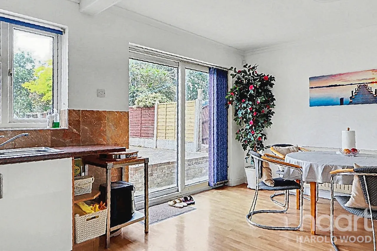 Avenue Road, Harold Wood, RM3, photo 4