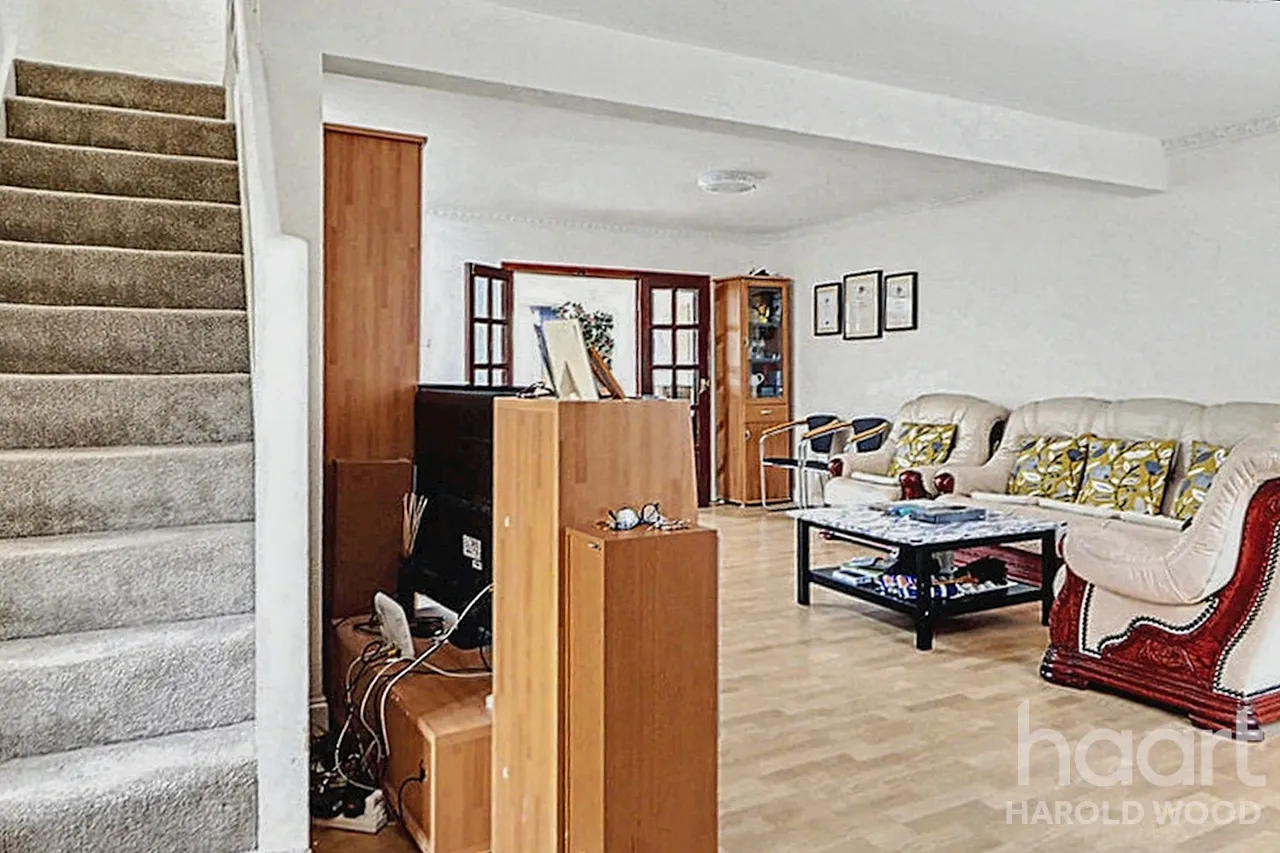 Avenue Road, Harold Wood, RM3, photo 5