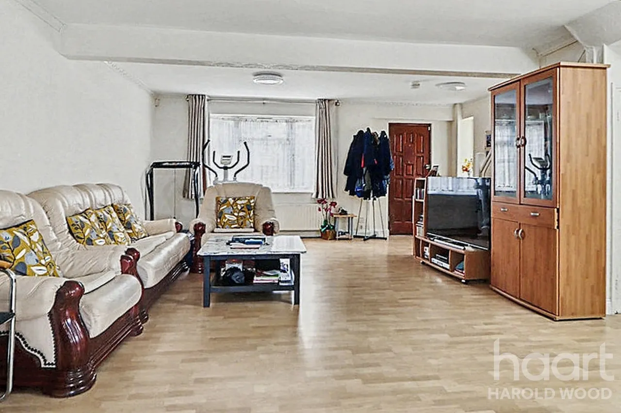 Avenue Road, Harold Wood, RM3, photo 7