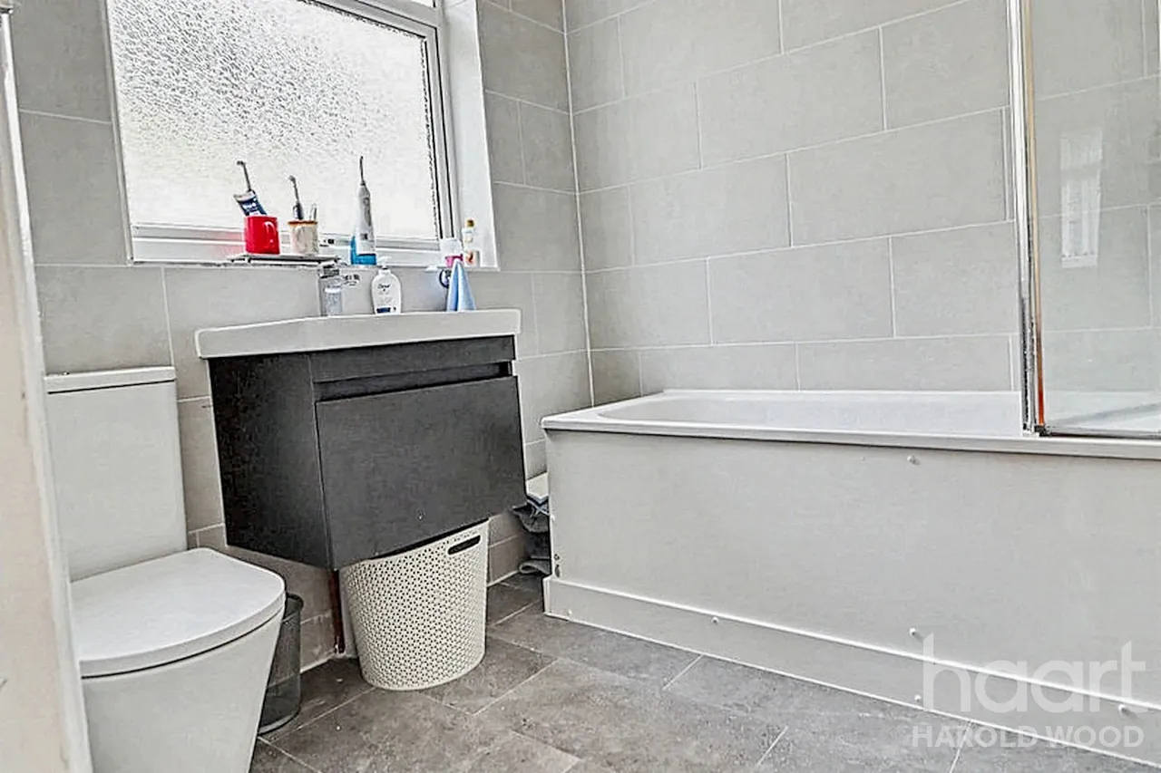 Avenue Road, Harold Wood, RM3, photo 16