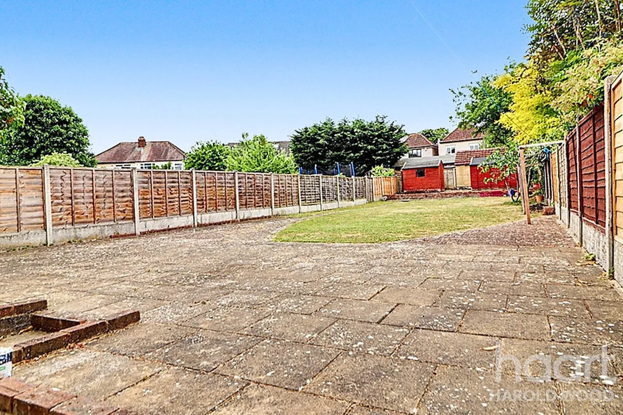 Avenue Road, Harold Wood, RM3, photo 17