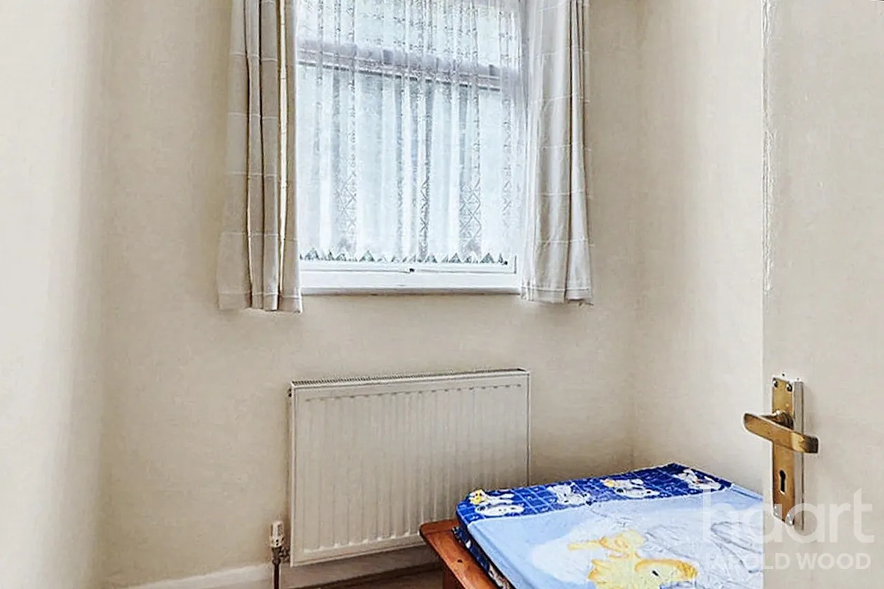Avenue Road, Harold Wood, RM3, photo 13
