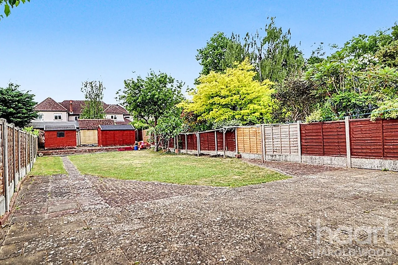 Avenue Road, Harold Wood, RM3, photo 18