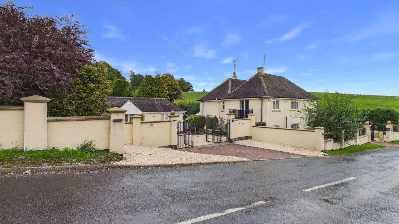 5 bed house for sale, West Winds County Lane, Kingswood, WV7