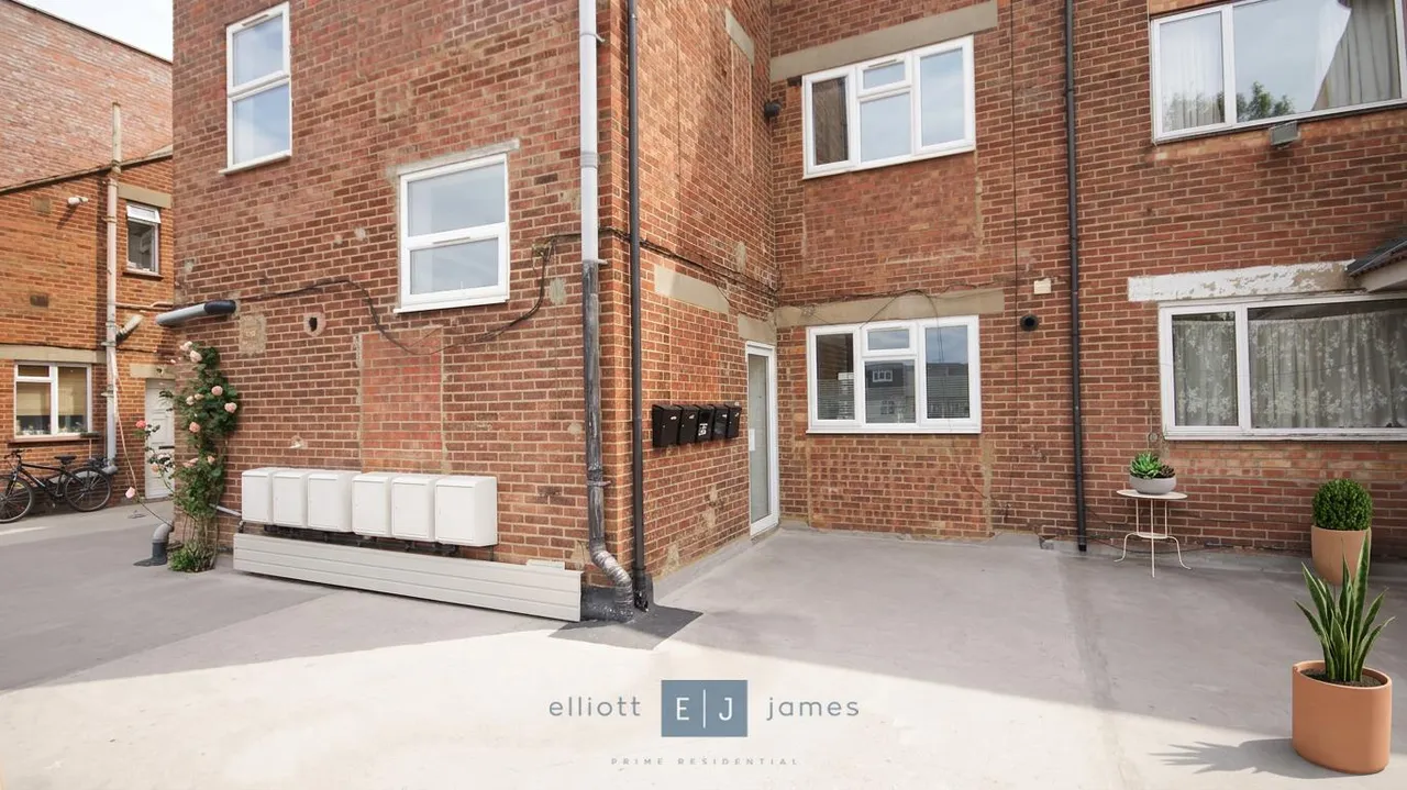 2 bed flat to rent — High Street, Barkingside, Ilford