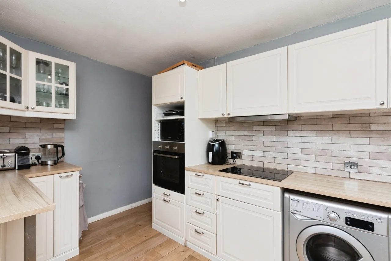 The Avenue, Lightwater, GU18, photo 5