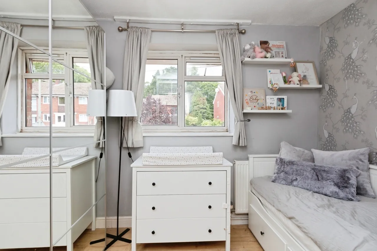 The Avenue, Lightwater, GU18, photo 9