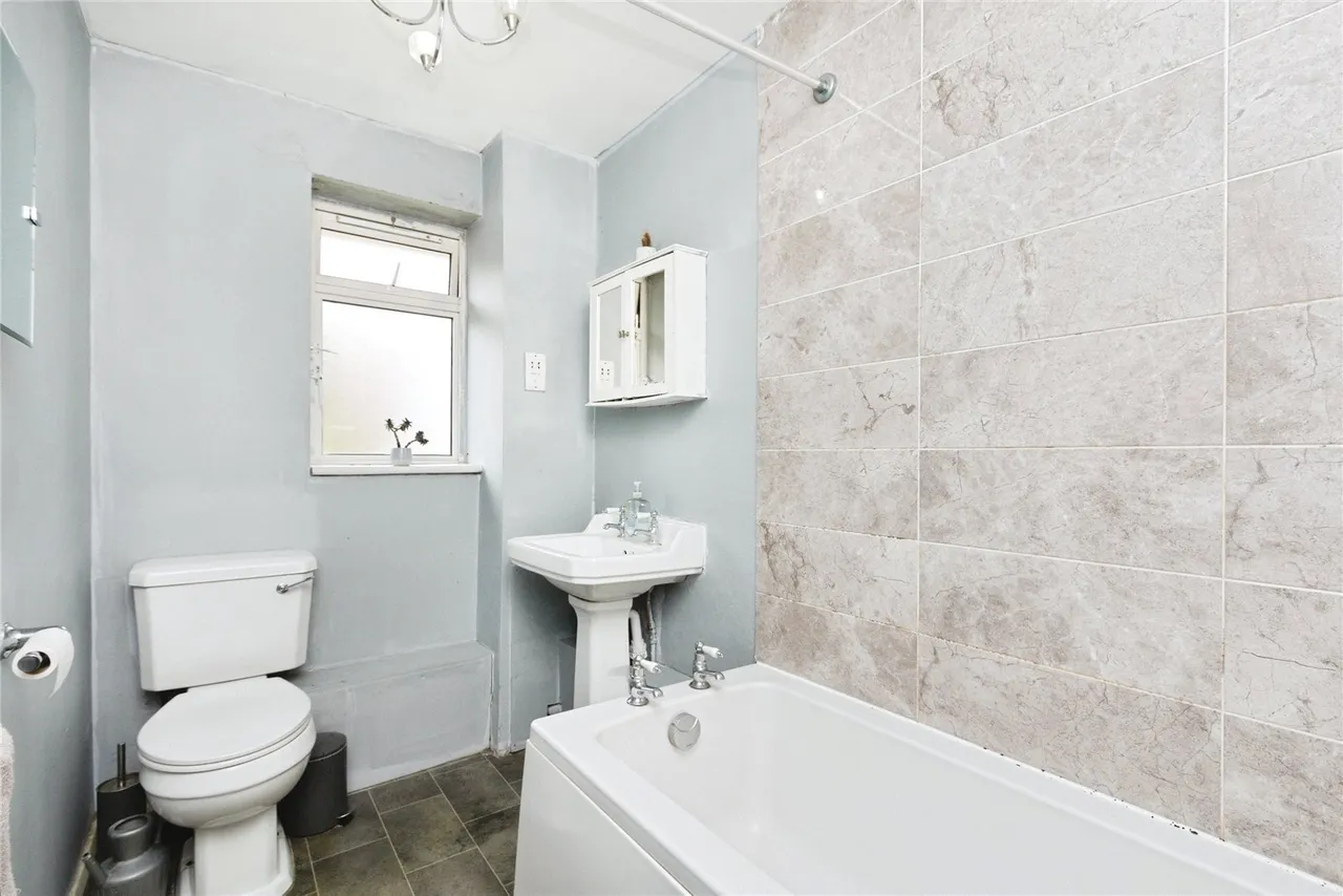 The Avenue, Lightwater, GU18, photo 8