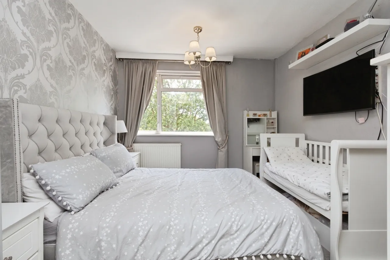 The Avenue, Lightwater, GU18, photo 7