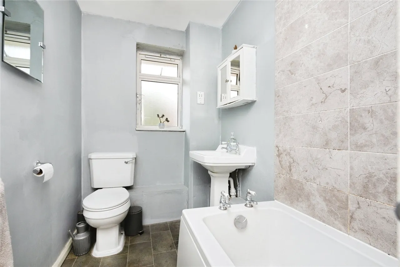 The Avenue, Lightwater, GU18, photo 13
