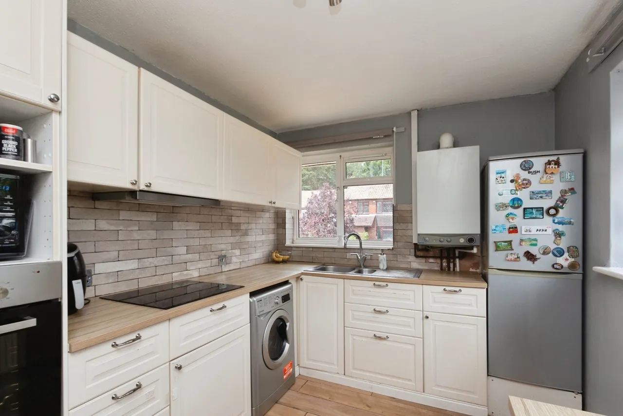 The Avenue, Lightwater, GU18, photo 4