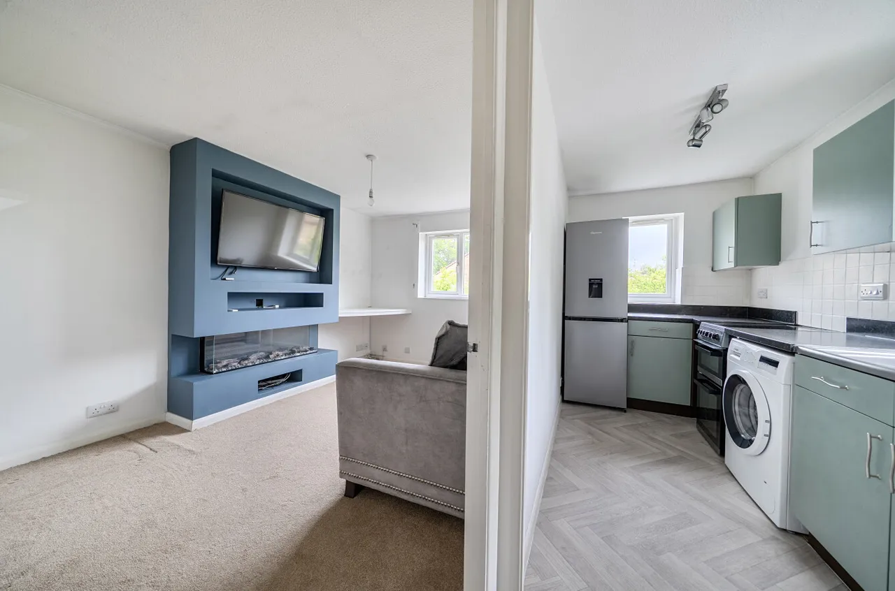 Burdock Close, Lightwater, Surrey, GU18 5YP, photo 3