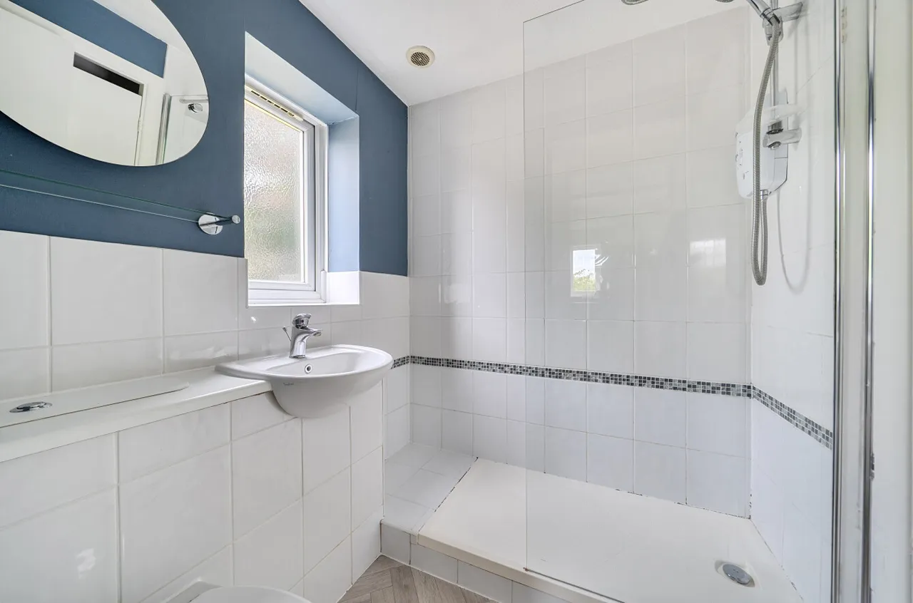Burdock Close, Lightwater, Surrey, GU18 5YP, photo 7