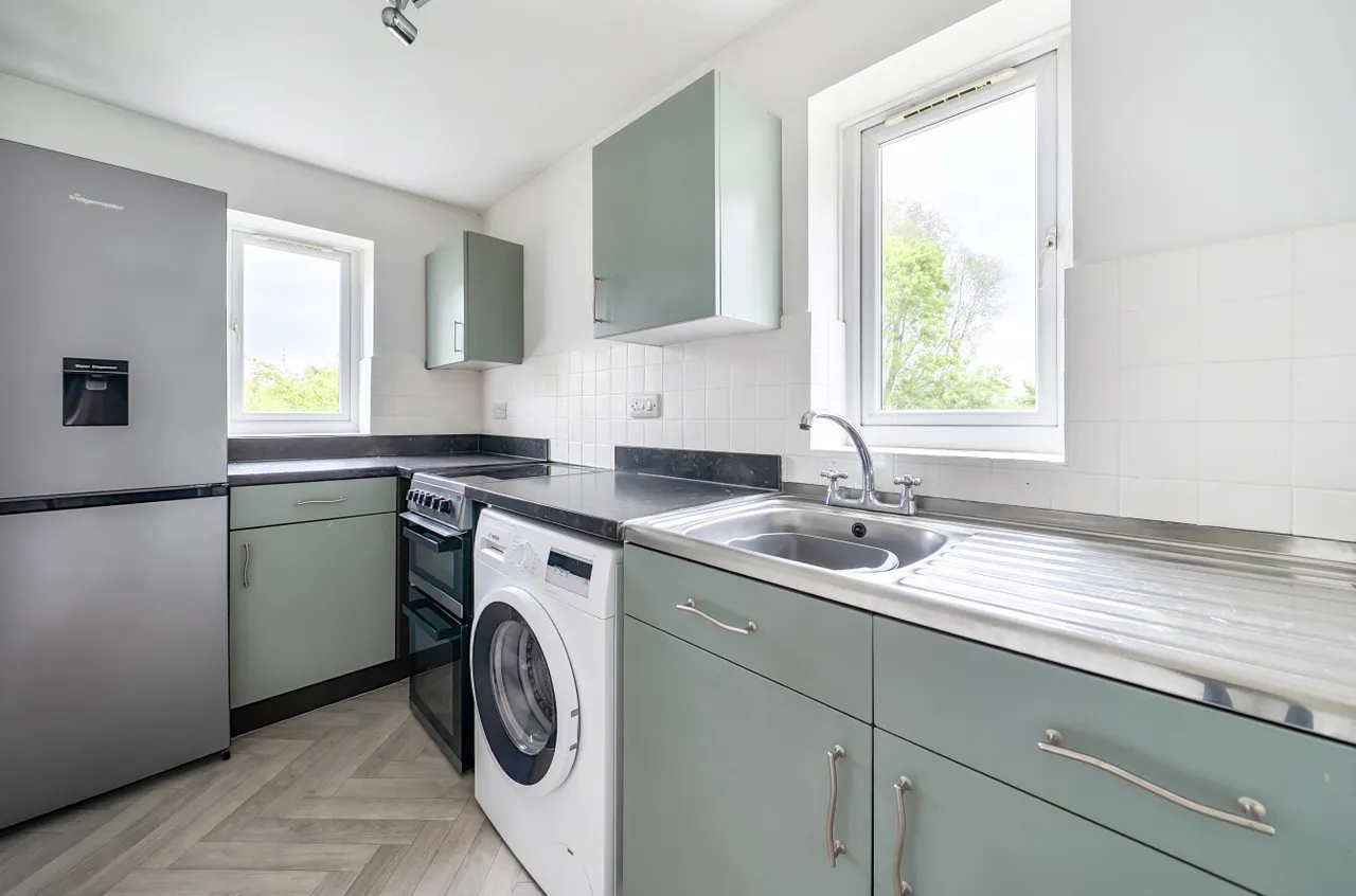 Burdock Close, Lightwater, Surrey, GU18 5YP, photo 5