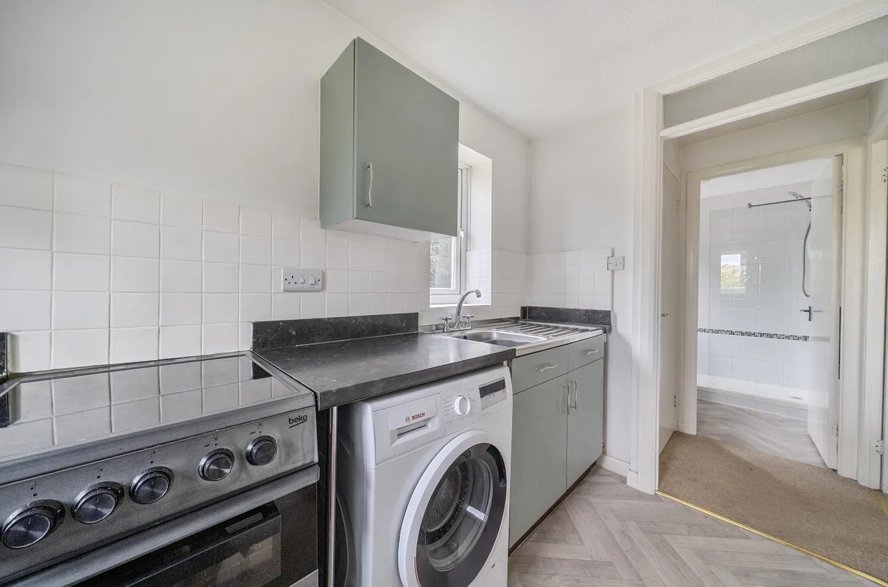 Burdock Close, Lightwater, Surrey, GU18 5YP, photo 6