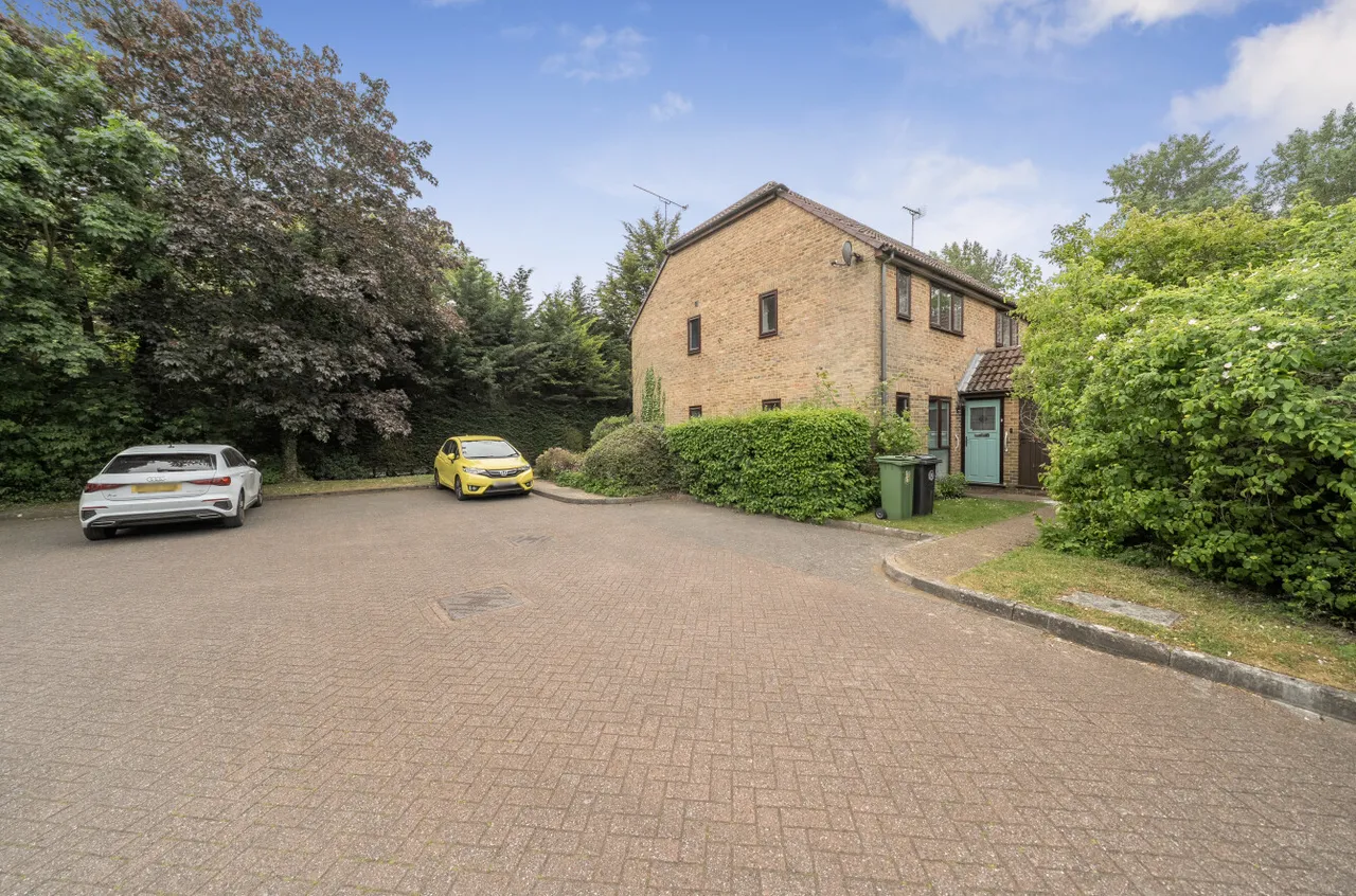 Burdock Close, Lightwater, Surrey, GU18 5YP, photo 9