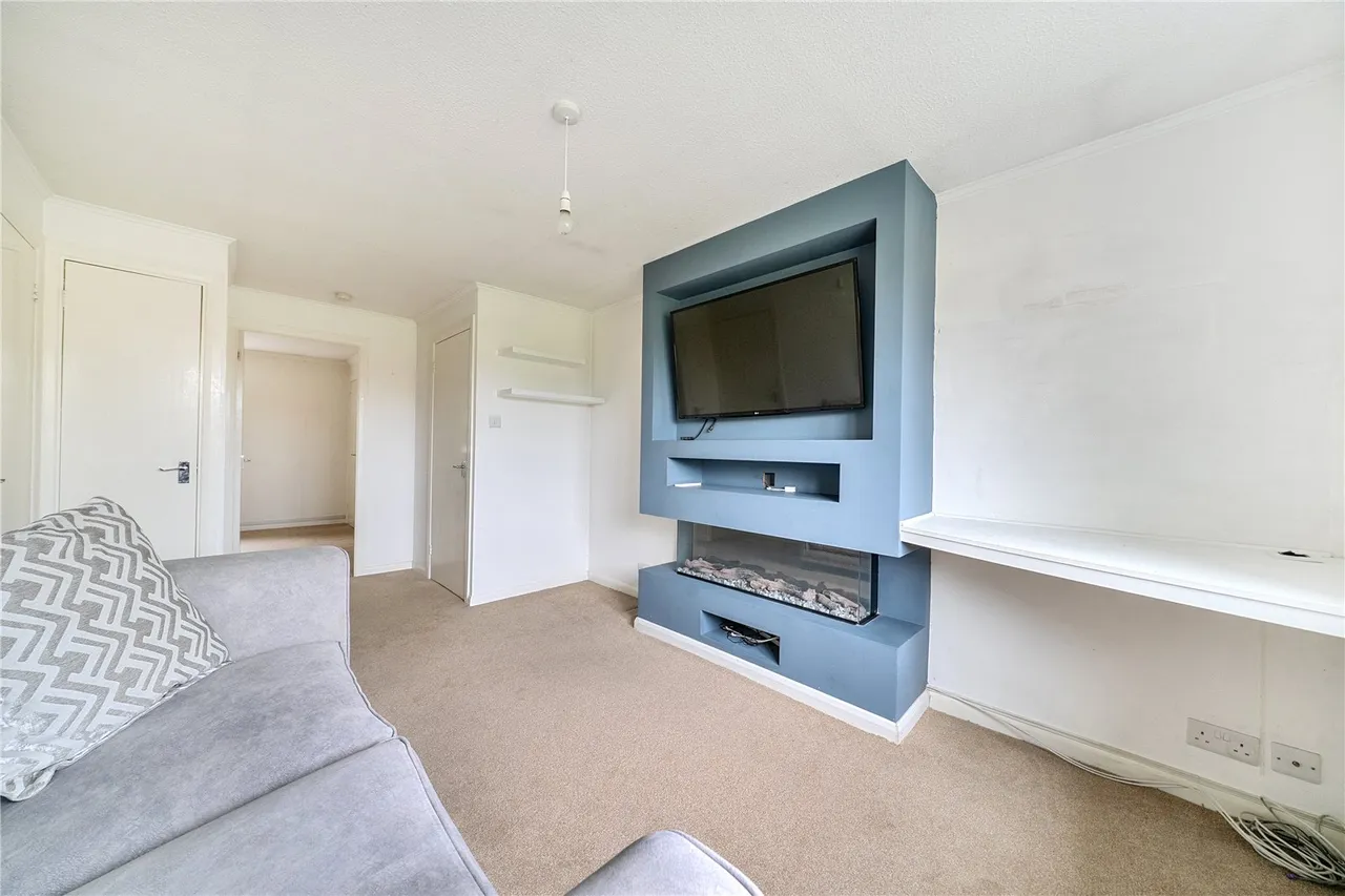Burdock Close, Lightwater, Surrey, GU18 5YP, photo 4