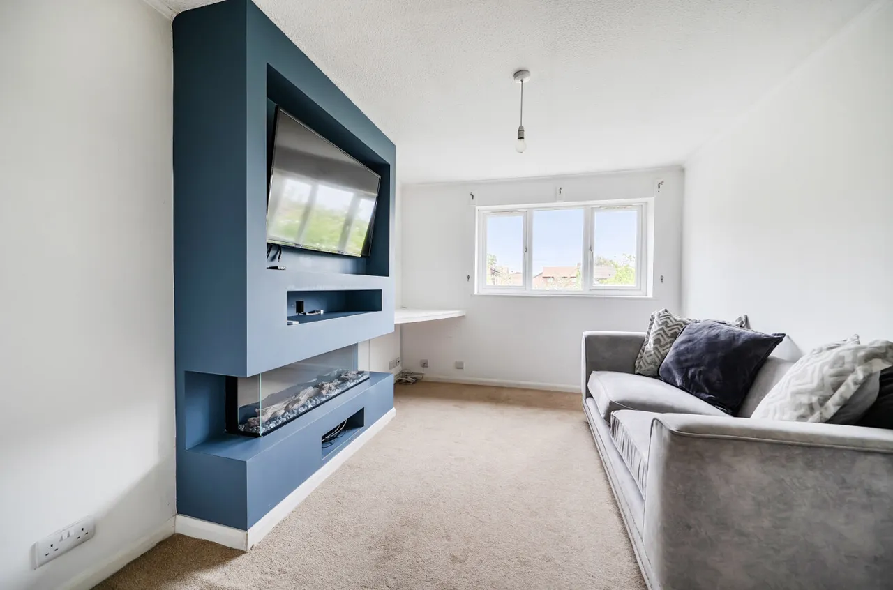 Burdock Close, Lightwater, Surrey, GU18 5YP, photo 2