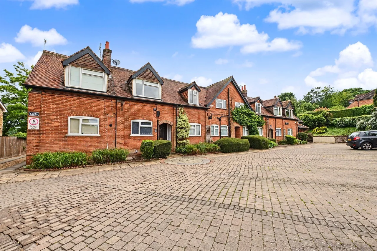 2 bed house for sale — Home Farm, Northchurch, Berkhamsted
