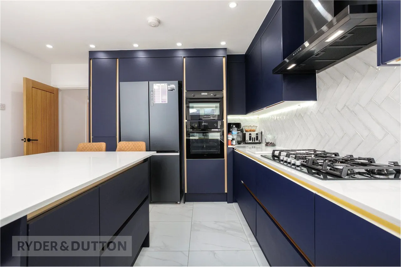 Broadway, Chadderton, OL9, photo 9
