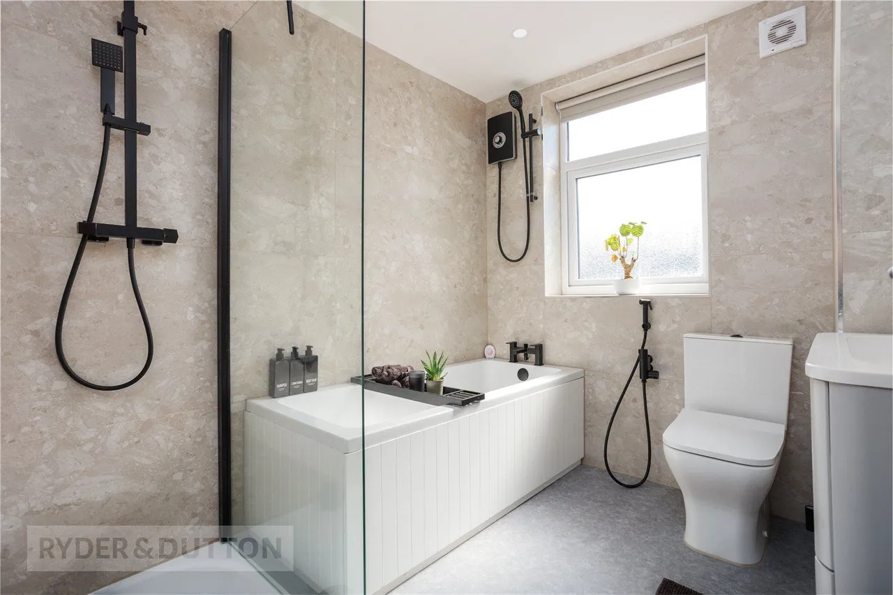 Broadway, Chadderton, OL9, photo 23