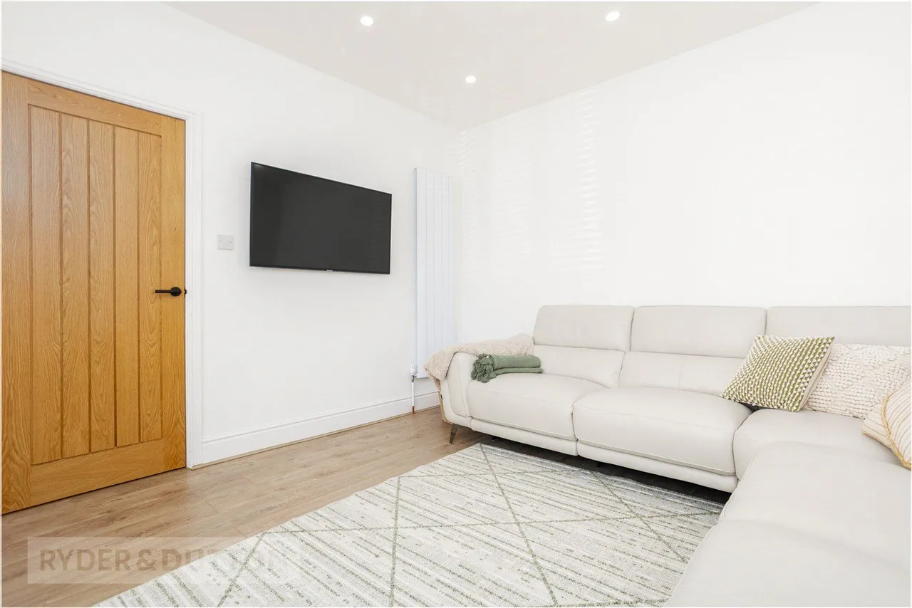 Broadway, Chadderton, OL9, photo 11