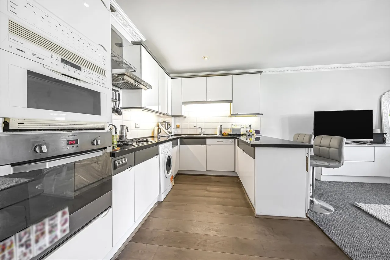 Belsize Grove, London NW3 4UP, photo 3