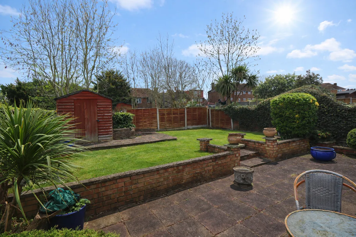 Faringdon Avenue,, Romford, Harold Hill, RM3 8JT, photo 16