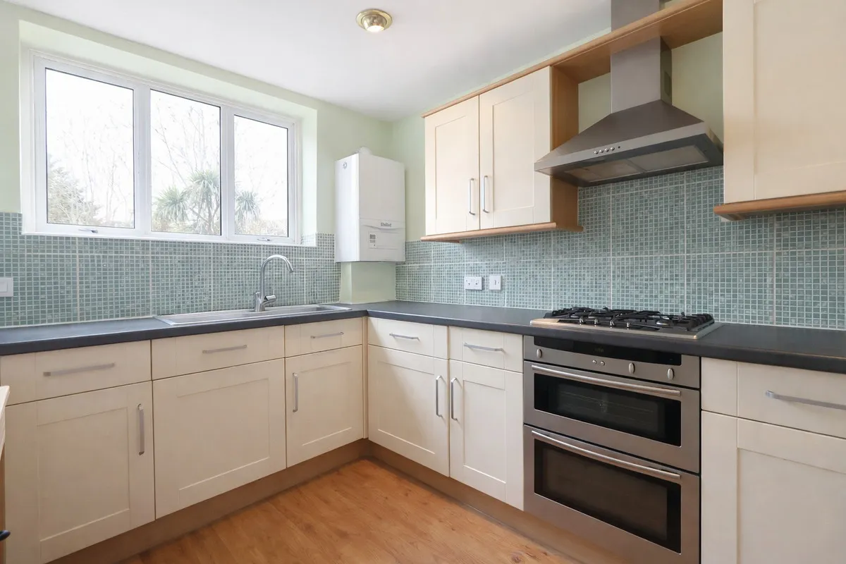 Faringdon Avenue,, Romford, Harold Hill, RM3 8JT, photo 2
