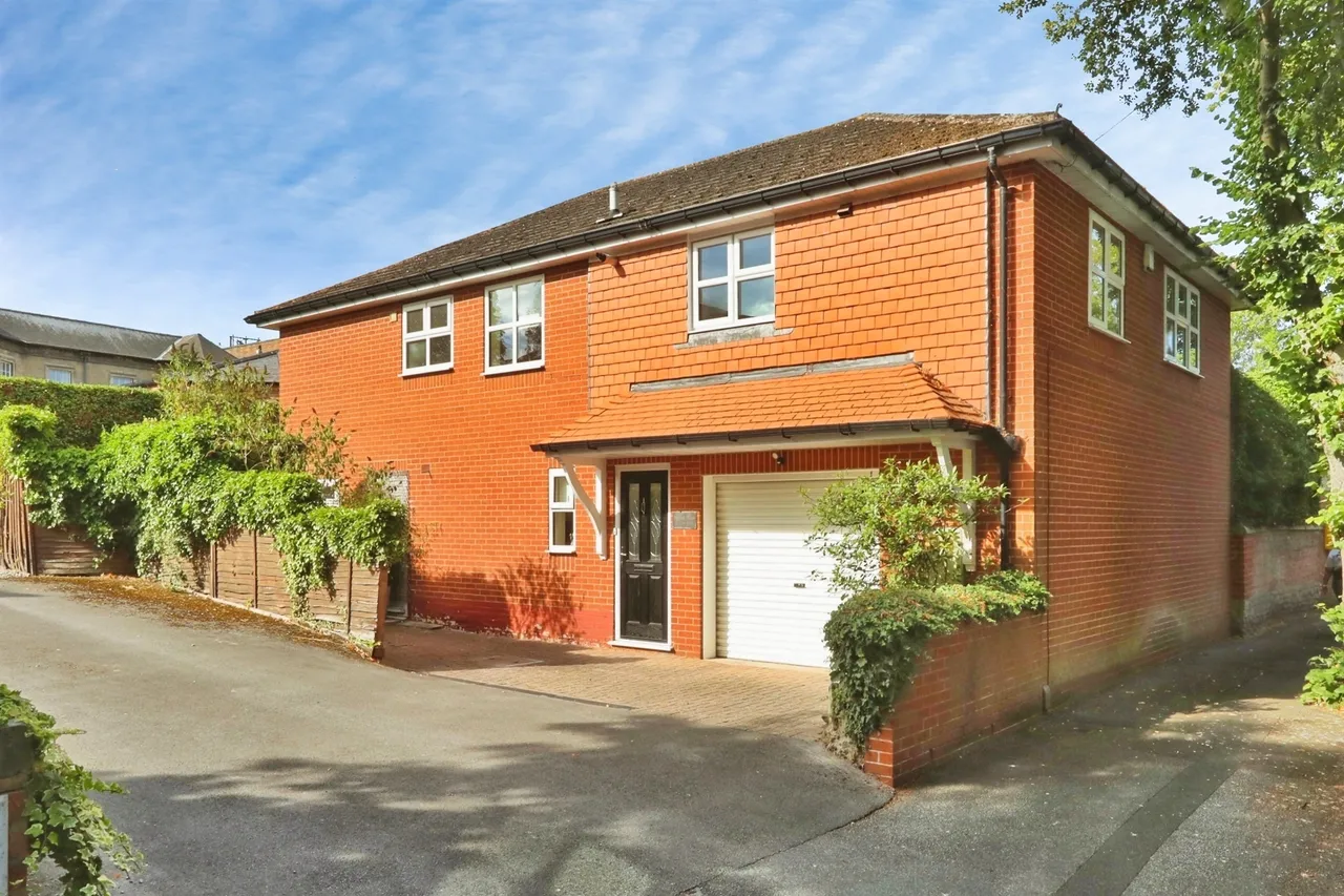 4 bed house for sale — Queen Street, Worksop