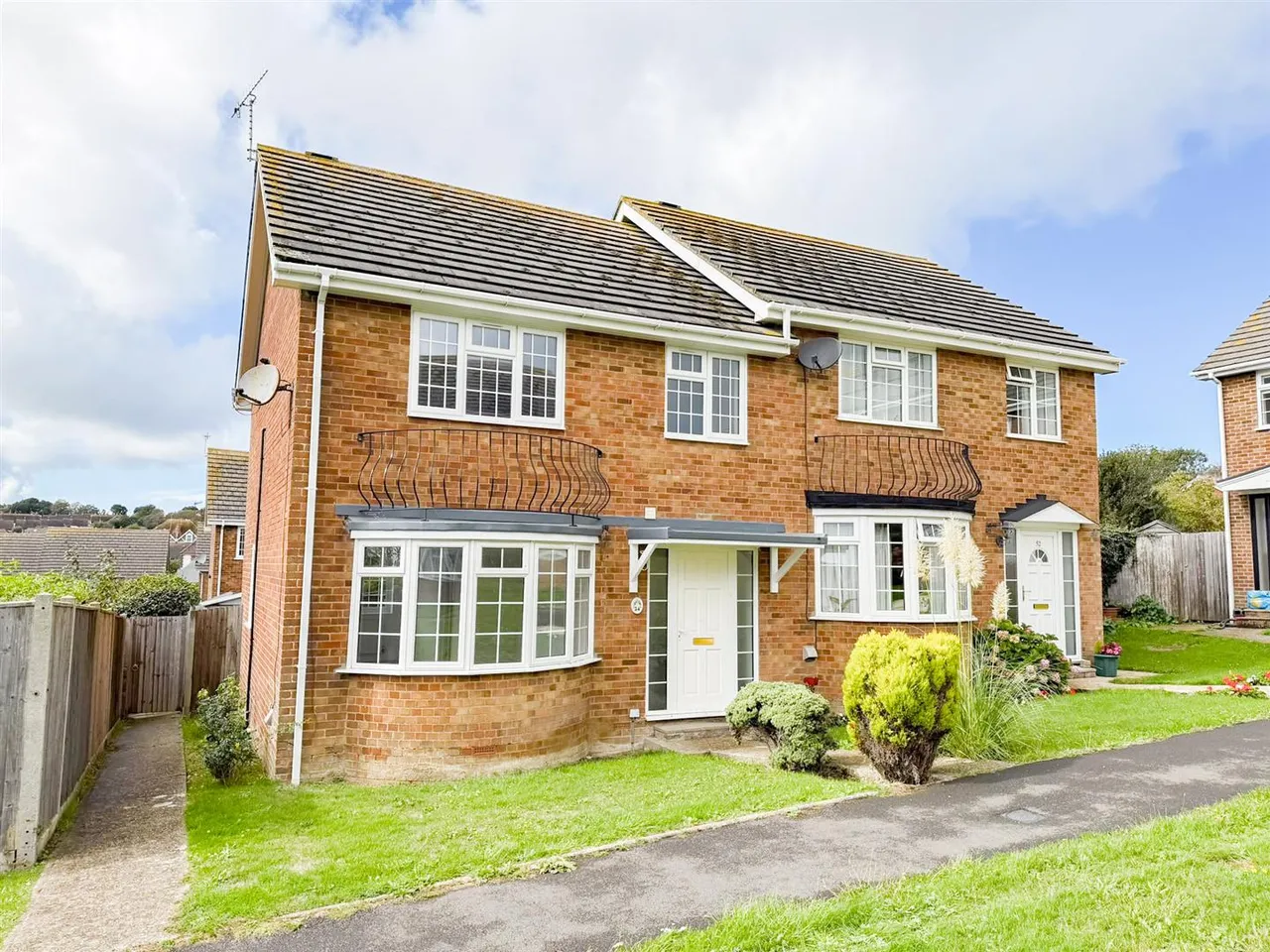 3 bed house to rent — Links Drive, Bexhill-On-Sea, TN40 1TH