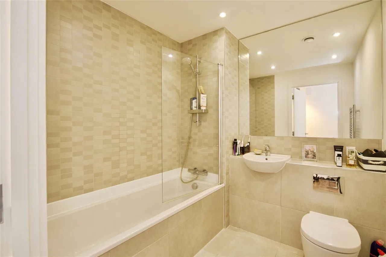 High Road, London, N20, photo 17