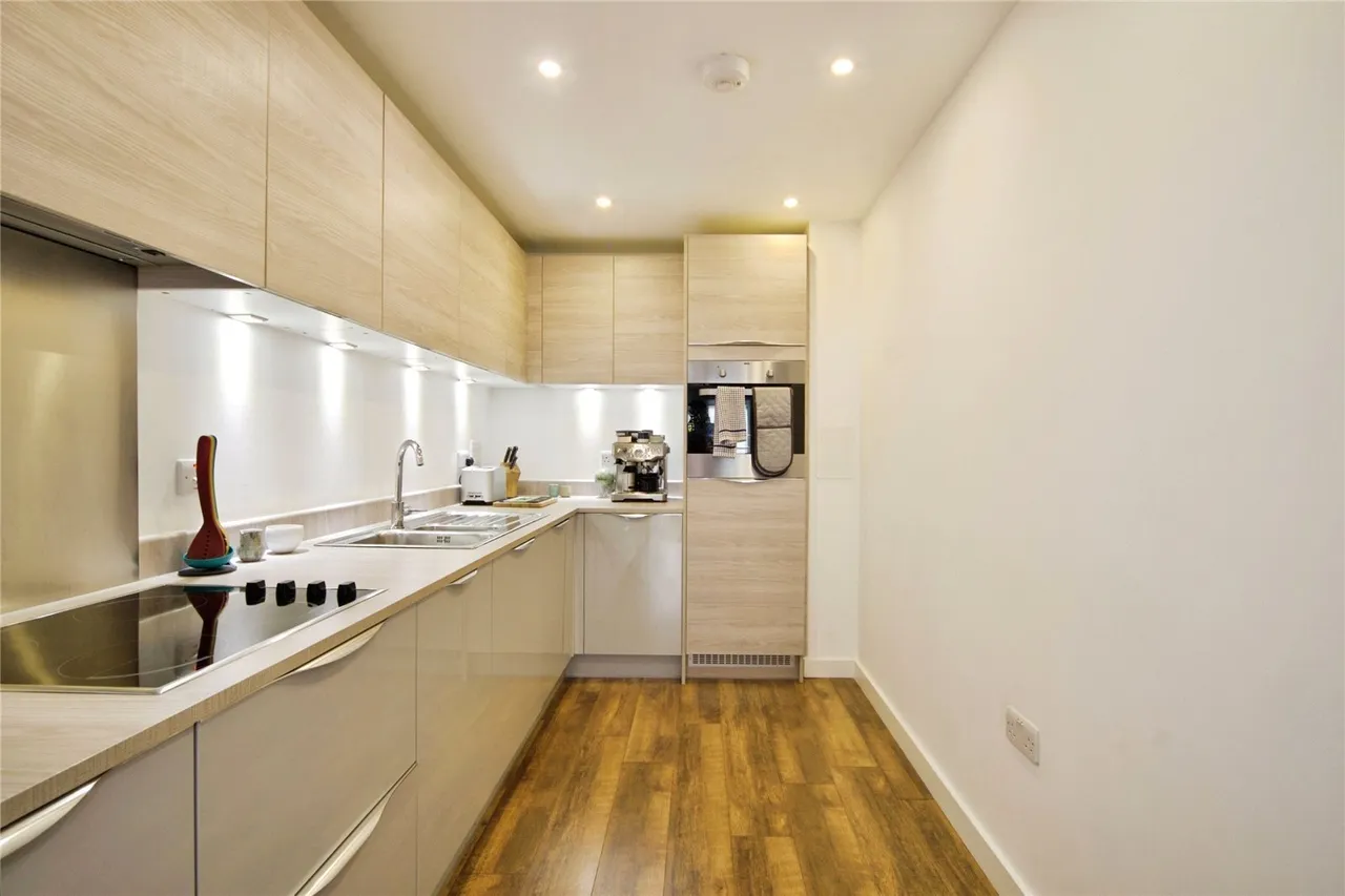 High Road, London, N20, photo 9