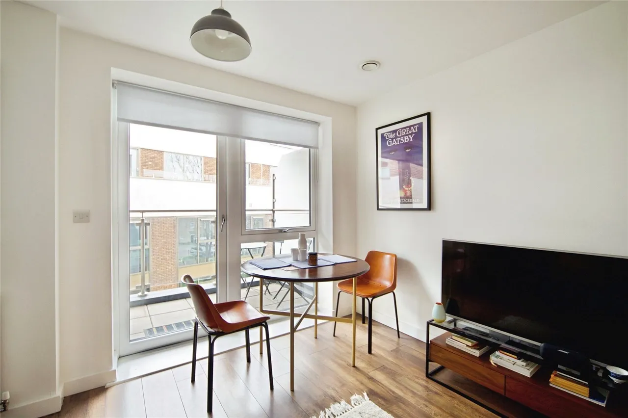 High Road, London, N20, photo 4